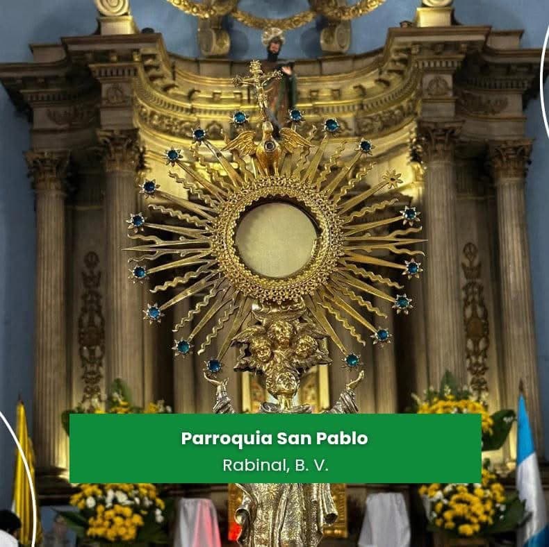 Custodia eucarística frente al altar de la Parroquia San Pablo
